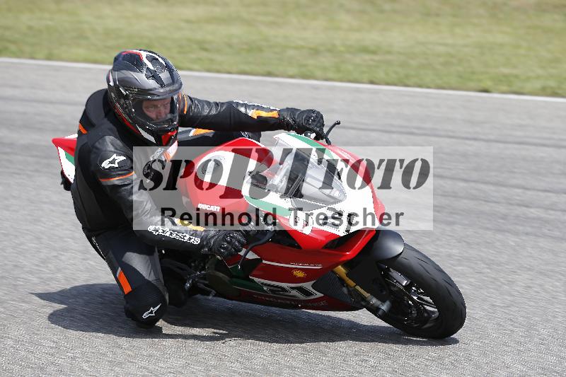 /27 12.06.2025 Ducati Schweiz Trackday Warmup  ADR/gelb-jeaune/9